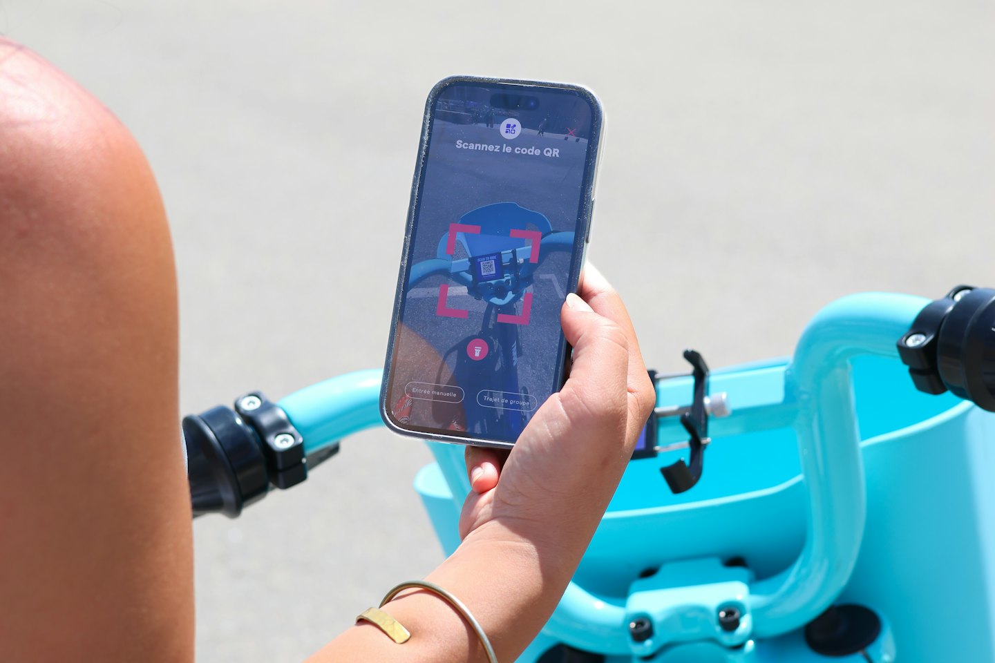Persona usa uno smartphone per scansionare un codice QR su una bicicletta.
